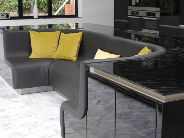 Кухненски остров с вграден диван Кухненски остров с вграден диван