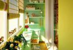 Балконът като работно място с бюро и свежа декорация